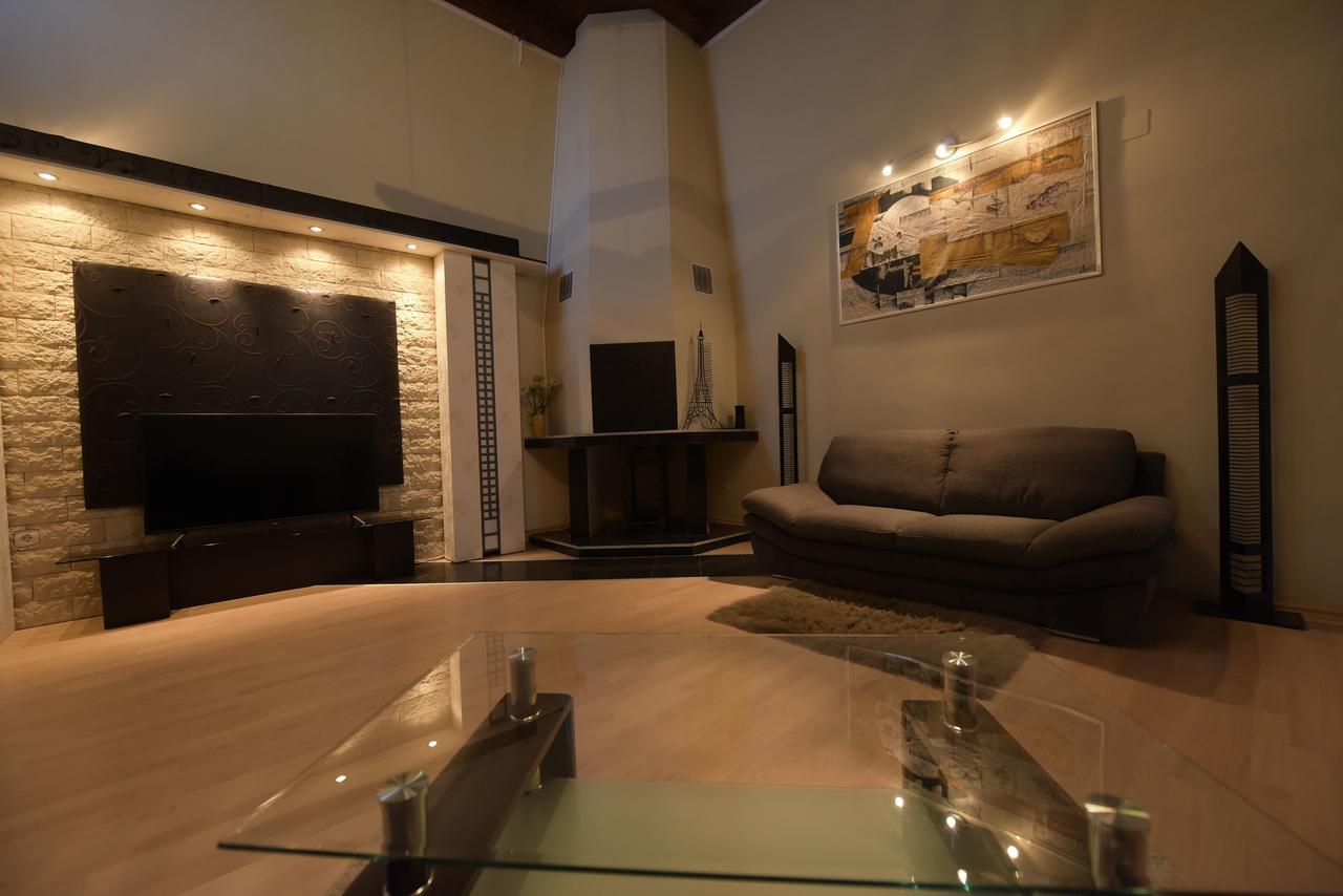 H & V Residence - Split Level Apartment อาราด ภายนอก รูปภาพ